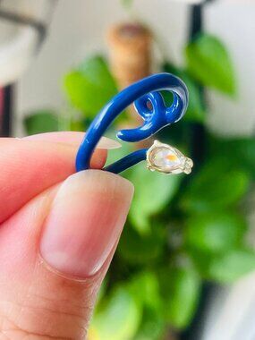 BEA BONGIASCA Full Spectrum Squiggle-design 9ct yellow gold and enamel ring